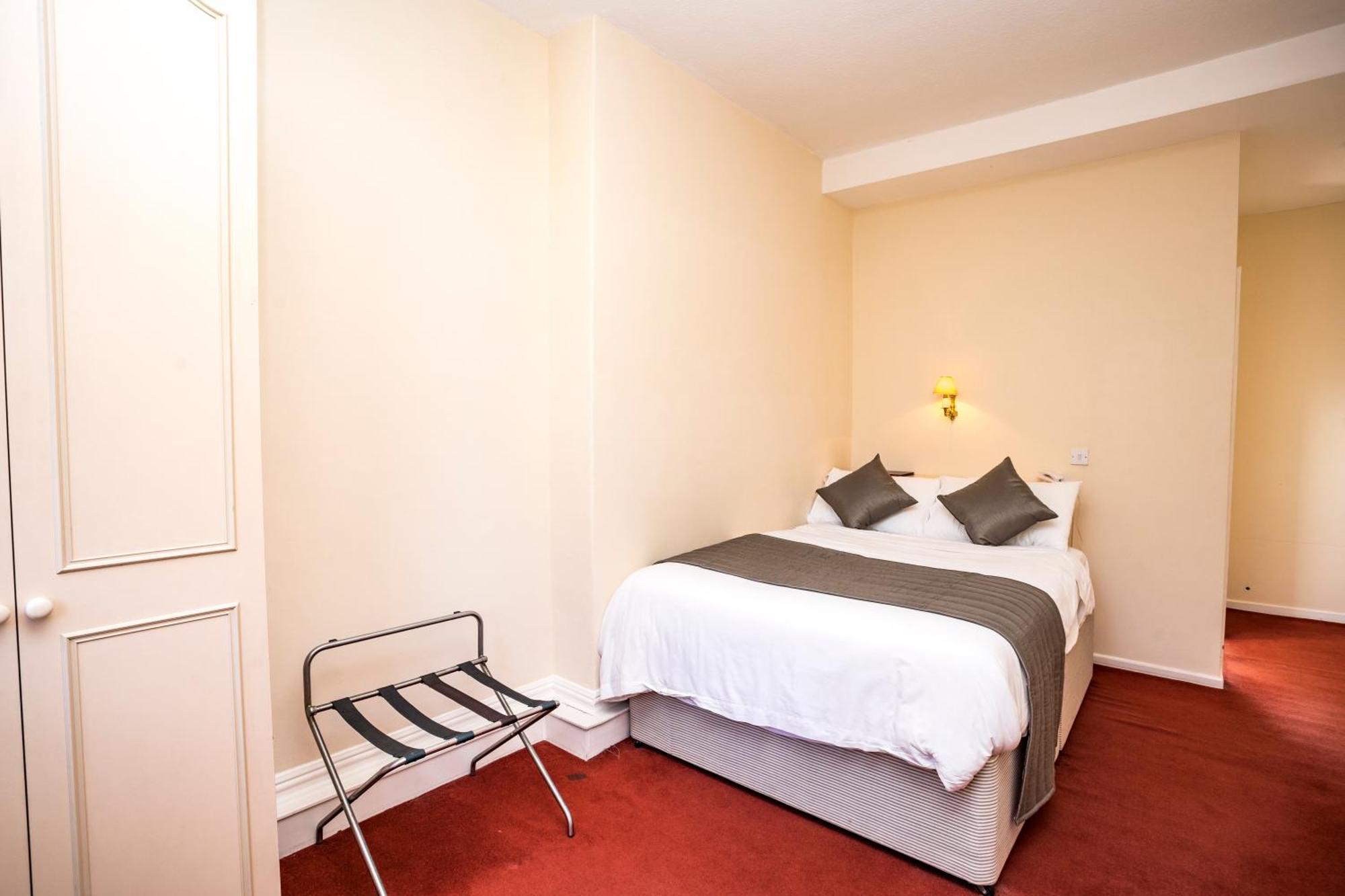 Borough Arms Hotel นิวคาสเซิล-อันเดอร์-ไลม์ ภายนอก รูปภาพ