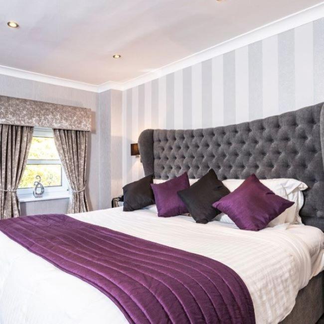 Borough Arms Hotel นิวคาสเซิล-อันเดอร์-ไลม์ ภายนอก รูปภาพ
