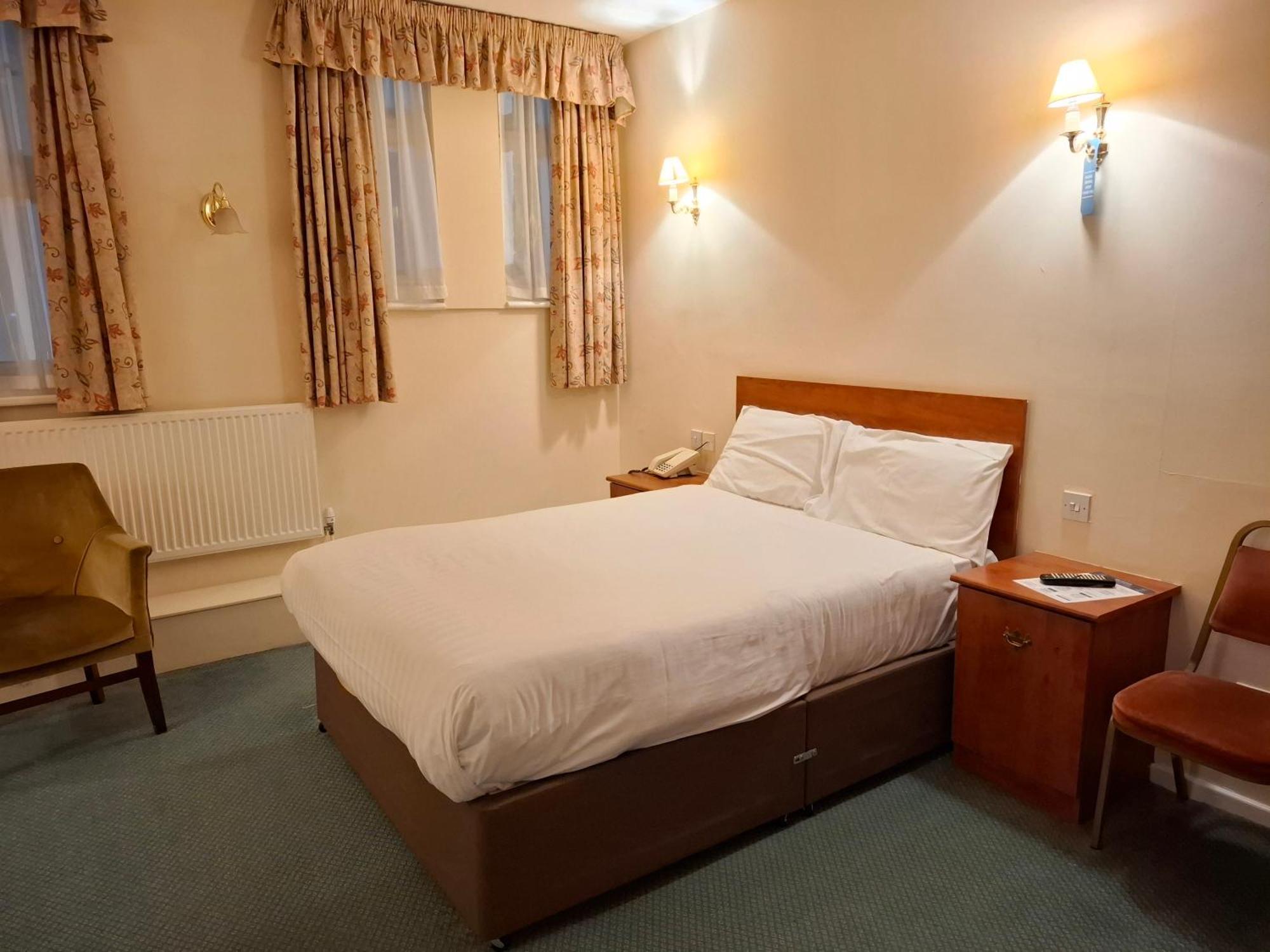 Borough Arms Hotel นิวคาสเซิล-อันเดอร์-ไลม์ ภายนอก รูปภาพ