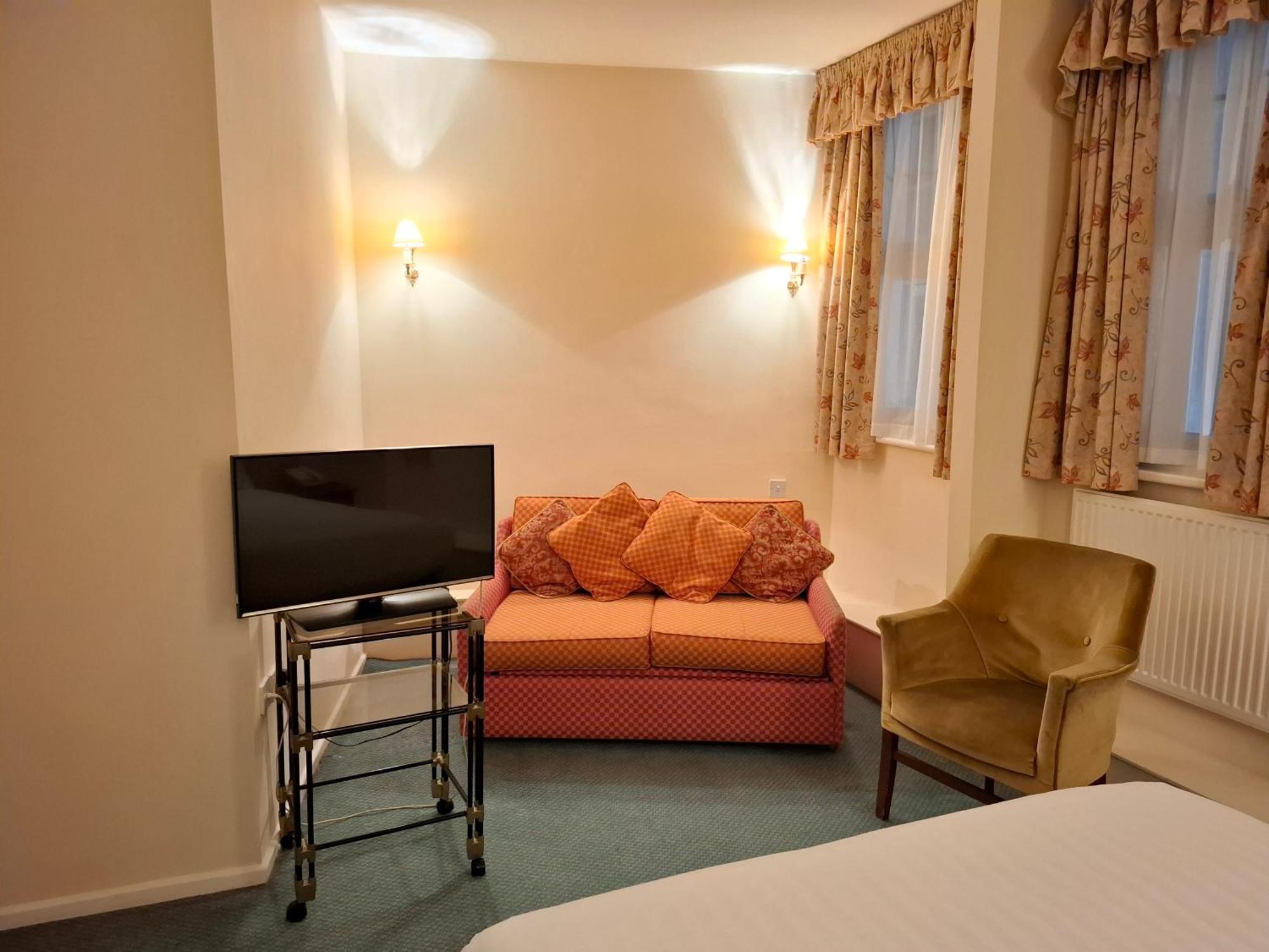 Borough Arms Hotel นิวคาสเซิล-อันเดอร์-ไลม์ ภายนอก รูปภาพ
