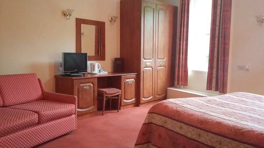 Borough Arms Hotel นิวคาสเซิล-อันเดอร์-ไลม์ ภายนอก รูปภาพ