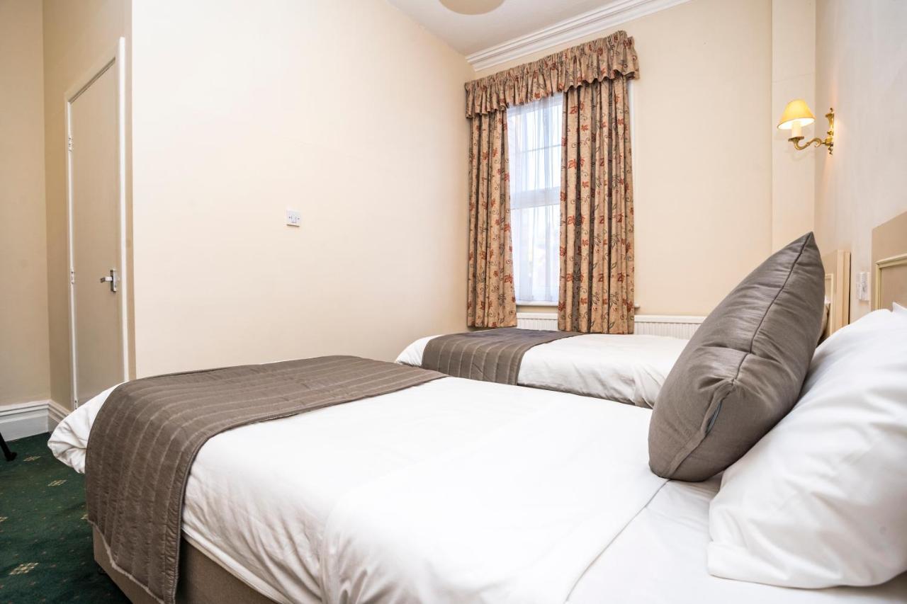 Borough Arms Hotel นิวคาสเซิล-อันเดอร์-ไลม์ ภายนอก รูปภาพ
