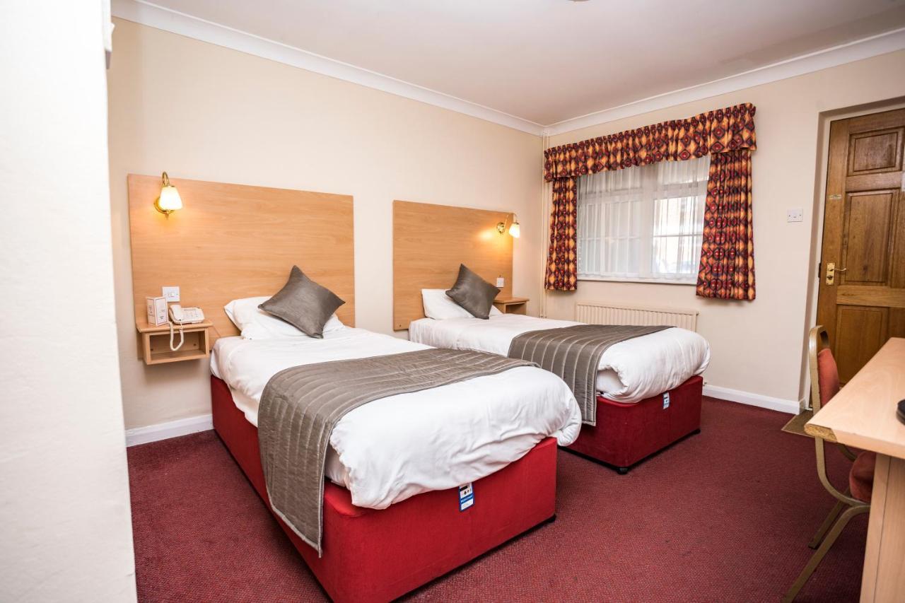 Borough Arms Hotel นิวคาสเซิล-อันเดอร์-ไลม์ ภายนอก รูปภาพ